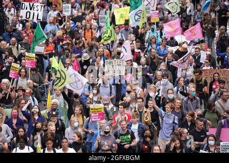 Les partisans de la rébellion d'extinction marchent le long de St Martin le Grand dans la ville de Londres. Date de la photo : vendredi 27 août 2021. Banque D'Images