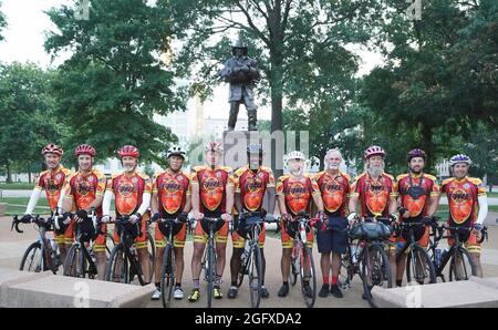 St. Louis, États-Unis. 27 août 2021. Les cyclistes se préparent à partir pour leur parcours de 110 km de St. Louis le jeudi 26 août 2021. Un groupe de 11 pompiers du sud de la Californie ont parcouru le pays de Los Angeles à New York pour marquer le 20e anniversaire des attaques du 11 septembre. La bande de pompiers actifs et retraités traversera 3,000 kilomètres qui les emportera dans 14 États au cours des 40 jours. Photo de Bill Greenblatt/UPI. Crédit : UPI/Alay Live News Banque D'Images