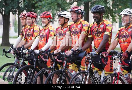 St. Louis, États-Unis. 27 août 2021. Les cyclistes se préparent à partir pour leur parcours de 110 km de St. Louis le jeudi 26 août 2021. Un groupe de 11 pompiers du sud de la Californie ont parcouru le pays de Los Angeles à New York pour marquer le 20e anniversaire des attaques du 11 septembre. La bande de pompiers actifs et retraités traversera 3,000 kilomètres qui les emportera dans 14 États au cours des 40 jours. Photo de Bill Greenblatt/UPI. Crédit : UPI/Alay Live News Banque D'Images