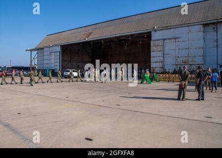 STATION NAVALE DE ROTA, Espagne (août 25, 2021) les marins participent à un processus d'inspection à la base navale (NAVSTA) Rota en prévision de l'arrivée des évacués d'Afghanistan, le 25 août 2021. Dans le cadre de l'opération Allies refuge dirigée par le département d'État des États-Unis, NAVSTA Rota soutient actuellement la mission du ministère de la Défense pour faciliter le départ et le déplacement en toute sécurité des citoyens américains, des bénéficiaires de visas d'immigration spéciaux et des populations afghanes vulnérables en provenance d'Afghanistan. Nous sommes reconnaissants à nos partenaires espagnols de leur coopération vitale dans cet effort. (É.-U. Bleu marine photo par masse C Banque D'Images