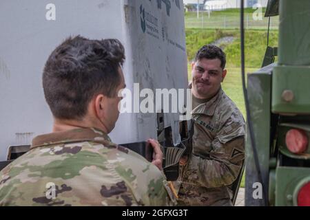 Les soldats du 7e Commandement de l'entraînement de l'Armée de terre chargent des dons sur un véhicule tactique léger de taille moyenne pour le transport à la base aérienne de Ramstein, dans le sud-ouest de l'Allemagne, le 27 août 2021, à Netzaberg, en Allemagne. Les dons permettront d'appuyer l'opération alliés refuge, une opération militaire américaine en cours pour le transport aérien de civils afghans à risque sélectionnés, en particulier des interprètes, des employés de l'ambassade des États-Unis et d'autres candidats potentiels au visa d'immigrant spécial (SIV), en provenance d'Afghanistan. (É.-U. Photo de l'armée par PFC. Jacob Bradford) Banque D'Images