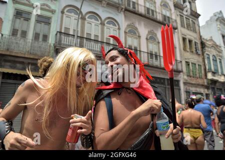 Brésil – 16 février 2020 : les amis se sont éclatés pendant le Carnaval de la rue à Rio de Janeiro, qui est l'un des festivals les plus renommés au monde Banque D'Images