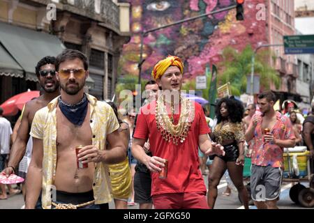 Brésil - 16 février 2020 : les fêtards célèbrent le début du Carnaval de Rio de Janeiro, qui est l'un des festivals les plus renommés au monde. Banque D'Images