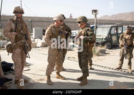 U.S. Marine Brig. Le général Farrell J. Sullivan, commandant de la Force opérationnelle navale amphibie 51/5e Brigade expéditionnaire maritime, parle au LtCol. Brad Whited, commandant du 2e Bataillon, 1er Régiment maritime, lors d'une évacuation à l'aéroport international Hamid Karzaï, Kaboul, Afghanistan, août 24. Les membres du service américain et les forces de la coalition aident le Département d'État à effectuer une opération d'évacuation (NEO) non combattue en Afghanistan. (É.-U. Photo du corps marin par le sergent d'état-major. Victor Mancilla) Banque D'Images