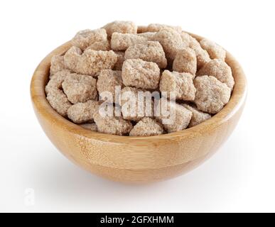 Cubes de sucre de canne dans un bol en bois isolé sur fond blanc avec passe-cheveux Banque D'Images