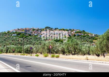 Village d'Afalonas, village traditionnel pittoresque de l'île de Lesvos, entouré d'une grande oliveraie, dans le nord de la mer Égée, en Grèce, en Europe. Banque D'Images