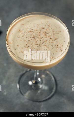 Cocktail de bonne volonté Brandy Alexander avec noix de muscade Banque D'Images