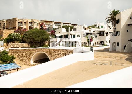 Vue sur les ruelles et l'architecture blanche et les bâtiments du village de pêcheurs de Binibeca Vell, Minorque, Espagne en été. Banque D'Images
