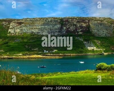 Les collines Rocheuses donnent sur une baie tranquille sur la rive atlantique de West Cork, en Irlande. Banque D'Images