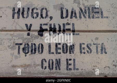 LEON, NICARAGUA - 25 AVRIL 2016 : inscription sur un mur du Musée de la Révolution à Leon, Nicaragua. Il dit: Hugo, Daniel et Fidel. Tout Leon est avec h Banque D'Images