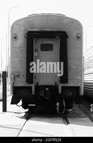 La dernière voiture de chemin de fer d'un train de voyageurs, gros plan noir et blanc vue de face Banque D'Images