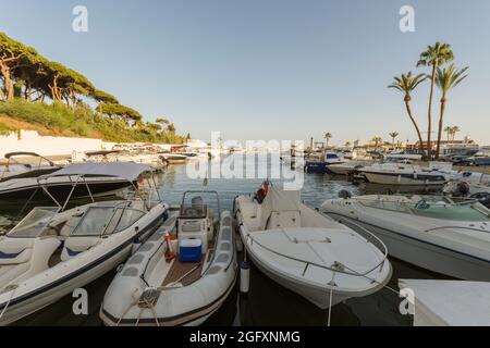 Yachts amarré dans la marina de luxe de Cabopino, Andalousie, Espagne. Banque D'Images