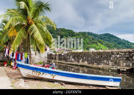 PORTOBELO, PANAMA - 28 MAI 2016 : séchage de linge et d'un bateau de pêche dans le village de Portobelo, Panama Banque D'Images