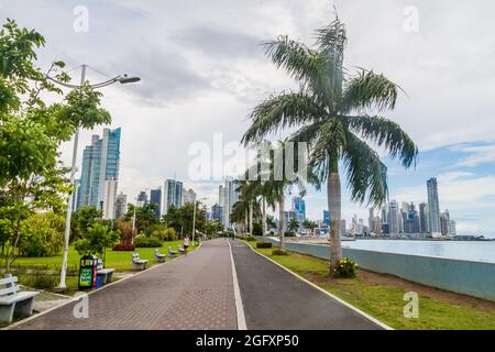 PANAMA CITY, PANAMA - 30 MAI 2016 : vue sur un parc côtier près de la route Cinta Costera à Panama City Banque D'Images