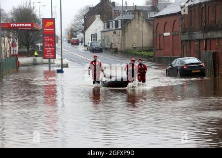 Nouveau Cumnock. Ayrshire, Écosse, Royaume-Uni . 01 décembre 2015. La rivière Afton l'a éclatée à New Cumnock après la pluie torrentielle de Storm Frank découpage de la ville et ferme la principale route de tronc A76 Banque D'Images