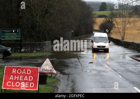 Heavy Rain dans le district de South Ayrshire Carrick ferme les routes de Crosshill & Dailly Water de Girvan éclate ses berges, provoquant des inondations autour du village de Dailly et fermant deux des trois routes dans le village. Les enfants de Dailly Primary ont dû aller via Girvan pour se rendre à la pantomine au théâtre Gaiety à Ayr. Le panto a commencé tard pour permettre aux enfants d'arriver et de voir le spectacle pic montre véhicule sur le côté sud du village coincé dans l'eau sur la B741 Banque D'Images