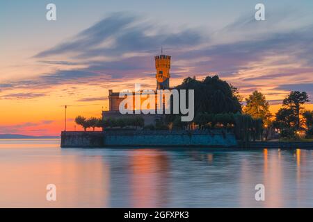 Un coucher de soleil à Schloss Montfort. Les murs du château de Montfort, un point de repère de premier plan de Langenargen avec un endroit merveilleux et unique pratiquement dans le lac C. Banque D'Images