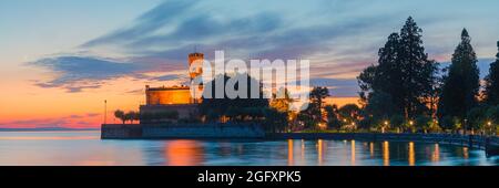 Un coucher de soleil à Schloss Montfort. Les murs du château de Montfort, un point de repère de premier plan de Langenargen avec un endroit merveilleux et unique pratiquement dans le lac C. Banque D'Images