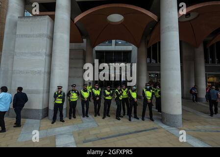 Londres, Royaume-Uni. 27 août 2021. La police de la ville de Londres devant la Bourse de Londres, sur la place Paternoster, dans la ville de Londres, alors que des militants du climat de la rébellion d'extinction manifestent. Cet événement fait partie de la manifestation de la "rébellion impossible" visant à "cibler la cause profonde de la crise climatique et écologique" et se poursuit pendant deux semaines jusqu'à ce que le gouvernement accepte de mettre fin à tous les nouveaux investissements dans les combustibles fossiles. Credit: Stephen Chung / Alamy Live News Banque D'Images