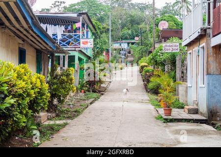 EL CASTILLO, NICARAGUA - 6 MAI 2016: Rue dans le village d'Ell Castillo à la rivière San Juan, Nicaragua Banque D'Images