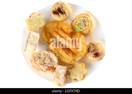 Faites le saut pour Yom Kippur avec des petits biscuits variés isolés sur du blanc. Sucreries arabes. Desserts du Moyen-Orient. Biscuits au henné de fête. Sucreries marocaines. Cookies Mimouna. Banque D'Images