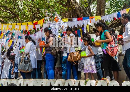 KANDY, SRI LANKA - 19 JUILLET 2016 : des pèlerins bouddhistes vêtus de blanc visitent Wel Bodiya avec l'arbre de Bodhi pendant les vacances Poya Full Moon à Kandy, Sri Lanka Banque D'Images