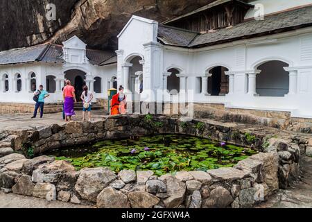 DAMBULLA, SRI LANKA - 20 JUILLET 2016 : touristes et dévotés visitent le temple de la grotte de Dambulla, Sri Lanka Banque D'Images