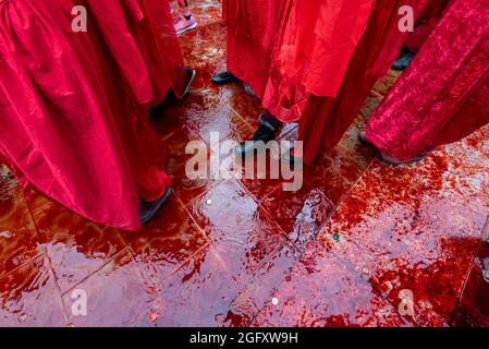 Londres, Royaume-Uni. 27 août 2021. Les rebelles rouges en costume se joignent aux activistes climatiques de la rébellion des extinction qui protestent sur la place Paternoster dans la City de Londres. Cet événement fait partie de la manifestation de la "rébellion impossible" visant à "cibler la cause profonde de la crise climatique et écologique" et se poursuit pendant deux semaines jusqu'à ce que le gouvernement accepte de mettre fin à tous les nouveaux investissements dans les combustibles fossiles. Credit: Stephen Chung / Alamy Live News Banque D'Images