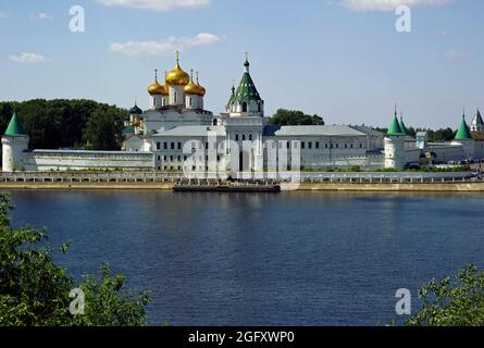 Le monastère d'Ipatiev, sur les rives du fleuve Kostroma, dans la région de Kostroma. Banque D'Images