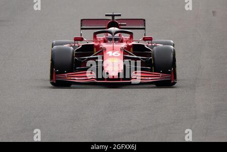 Charles Leclerc, pilote monégasque de Ferrari, photographié pendant les préparatifs de ce week-end, en vue du Grand Prix de Belgique de Formule 1 Spa-Francorchamps Banque D'Images