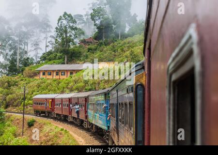 IDALGASHINNA, SRI LANKA - 16 JUILLET 2016 : promenades en train près du village d'Idalgashinna. Les gens du coin traînent à la porte. Banque D'Images