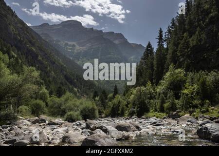 Nuages passant au-dessus des montagnes et de la rivière monte pedido Banque D'Images