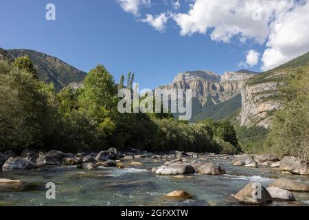 Nuages passant au-dessus des montagnes et de la rivière monte pedido Banque D'Images