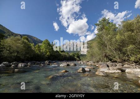 Nuages passant au-dessus des montagnes et de la rivière monte pedido Banque D'Images