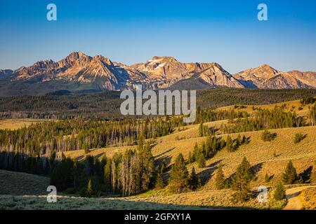 ID00853-00...IDAHO - The Sawtooth Range et qui s'élève au-dessus de la vallée de Valley Creek. Banque D'Images