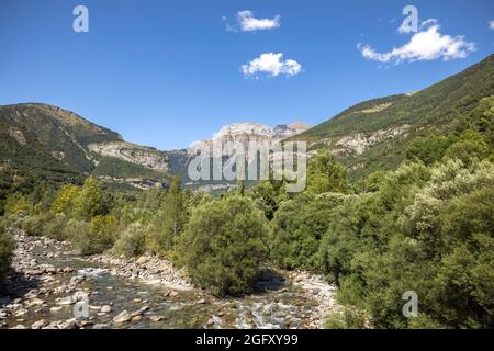 Nuages passant au-dessus des montagnes et de la rivière monte pedido Banque D'Images