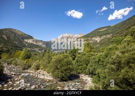 Nuages passant au-dessus des montagnes et de la rivière monte pedido Banque D'Images