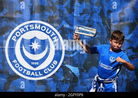 Un jeune fan de Portsmouth est vu avant le coup d'envoi avec un hochet d'époque - Portsmouth v Crewe Alexandra, Sky Bet League One, Fratton Park, Portsmouth, Royaume-Uni - 14 août 2021 usage éditorial uniquement - restrictions DataCo. Applicables Banque D'Images