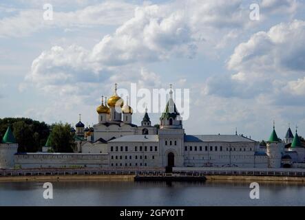 Le monastère d'Ipatiev, sur les rives du fleuve Kostroma, dans la région de Kostroma. Banque D'Images