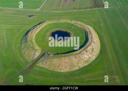 Vue aérienne sur Lembecksburg, mur de l'anneau médiéval / rempart circulaire / mur de l'anneau près de Borgsum sur l'île de Föhr, Schleswig-Holstein, Allemagne Banque D'Images