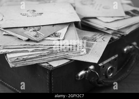 La nourriture est mauvaise. Porridge de grain sur l'eau dans l'ancien bol en aluminium sur la table en bois Banque D'Images