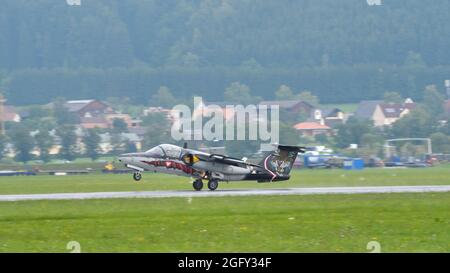 Zeltweg, Autriche 6 SEPTEMBRE 2019 couleurs spéciales avion militaire atterrissage sous la pluie. SAAB 105 de la Force aérienne autrichienne Banque D'Images