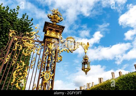 Clôture dorée ornée sur la place de la carrière à Nancy, France, Europe Banque D'Images