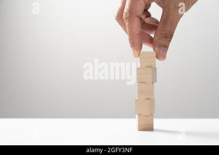 Empiler cinq cubes de bois à la verticale Banque D'Images
