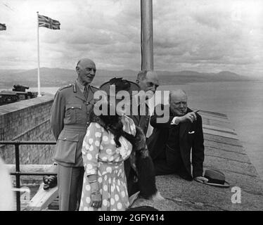 Winston Churchill sur la terrasse de la Citadelle surplombant le port de Québec, 18 août 1943. Banque D'Images