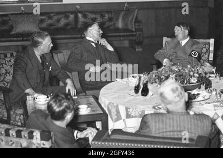 Le Premier ministre britannique Neville Chamberlain lors de la conférence de Munich le 29 septembre. 1938. Neville Henderson parle avec Joachim von Ribbentrop (ministre des Affaires étrangères de l'Allemagne nazie) et Adolf Hitler. Crédit : Bundesarchiv allemand Banque D'Images