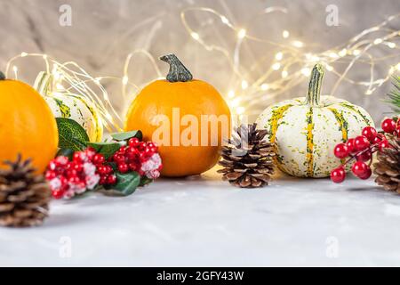 Dîner de Thanksgiving. La table de fête est décorée de citrouilles. Coutures multicolores brillantes et lumières allumées. Banque D'Images