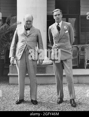 Le premier ministre britannique Sir Winston Churchill et Sir Anthony Eden (secrétaire aux Affaires étrangères) à l'extérieur de Spencer Wood dans le Bois-de-Coulonge à Québec pendant la Conférence du Quadrant Banque D'Images