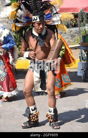 Les danseurs aztèques célèbrent la fête de San Gregorio, le Saint patron de San Gregorio Attapulco. Banque D'Images