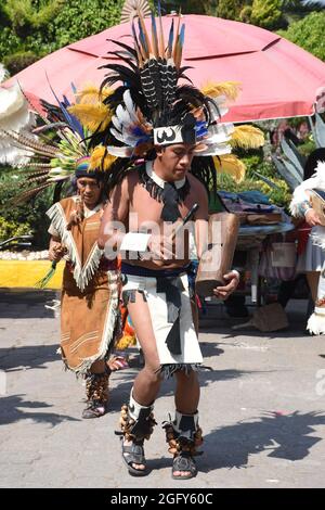 Les danseurs aztèques célèbrent la fête de San Gregorio, le Saint patron de San Gregorio Attapulco. Banque D'Images